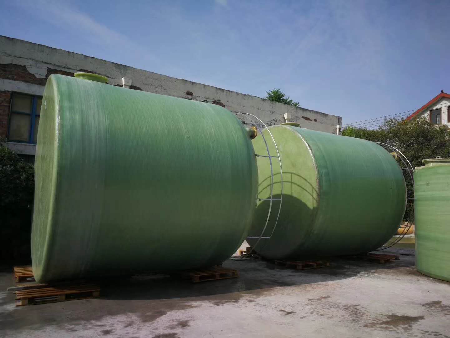 玻璃鋼儲罐具有優(yōu)異的抗拉強度-保證容器結構穩(wěn)定-提供安全保障